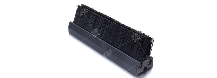 我們的扶梯用防靜電毛刷做的很好【廣州傲群】