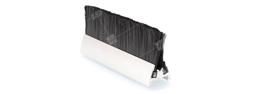 變形金剛能變形，傲群的扶梯入口毛刷卻不易變形