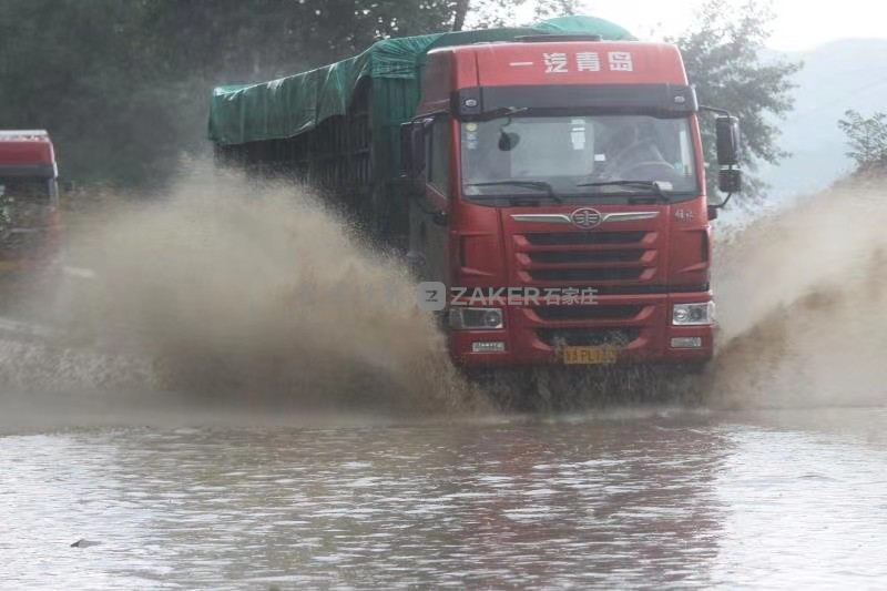 重卡防飛濺毛刷裝置上哪定制？傲群毛刷廠是您的信賴之選