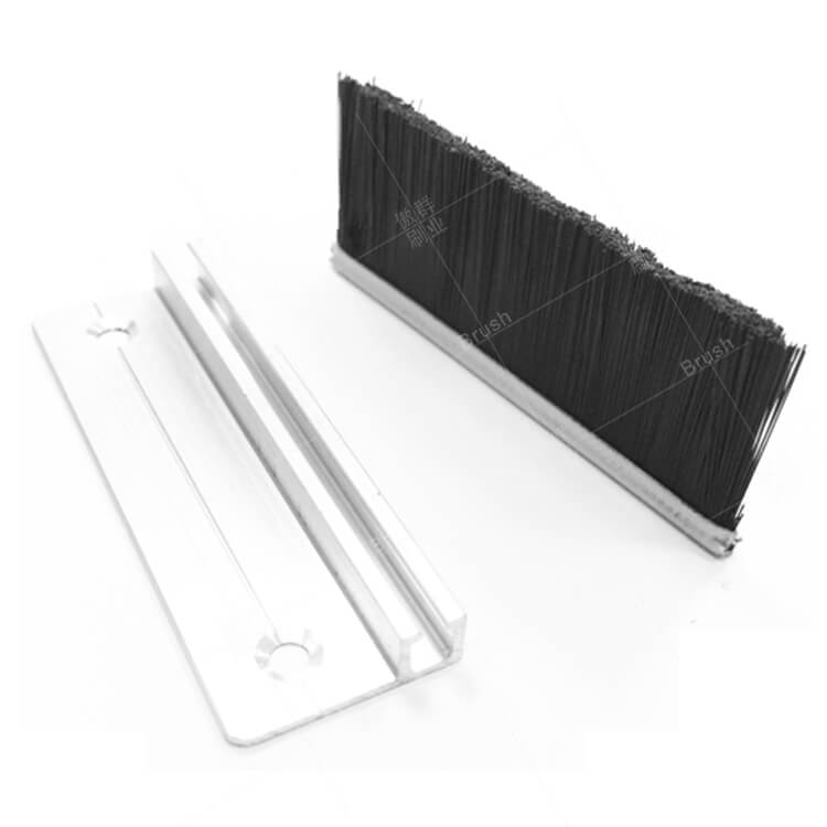 門底密封條刷在夏天有多重要？傲群條刷廠帶你看看