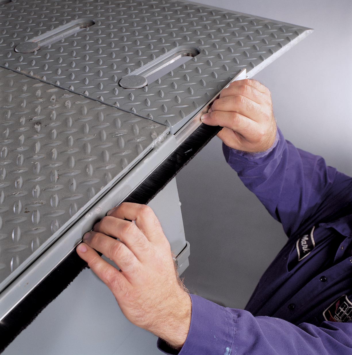 機柜毛刷的選購標準，毛刷生產(chǎn)廠家和你細說[傲群]