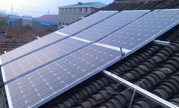 光伏發(fā)電板用毛刷拖可以嗎？清潔光伏太陽能板，選這種光伏清洗刷