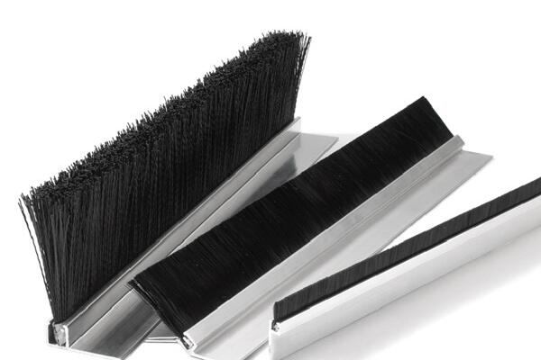 密封擋塵毛刷哪種好？傲群毛刷廠淺析：不同材質(zhì)種類(lèi)密封防塵毛刷