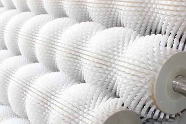 光學(xué)玻璃拋光毛刷輥的作用是什么？淺談工業(yè)毛刷輥的應(yīng)用種類(lèi)