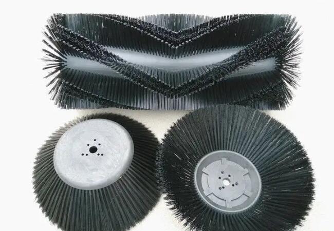 小型毛刷輥的用途介紹：常見(jiàn)的兩大小型毛刷滾筒種類(lèi)用途