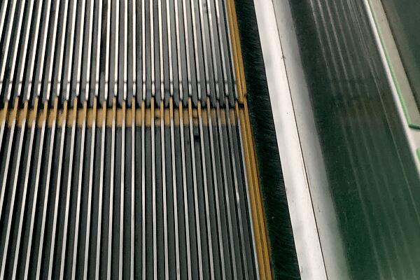 超市扶梯側(cè)面毛刷的作用：超市扶梯旁邊的毛刷用來干嘛？