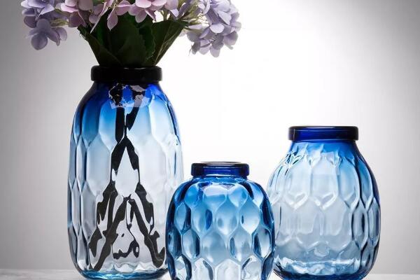 插花玻璃瓶怎樣才能刷干凈？玻璃花瓶污垢清除小妙招