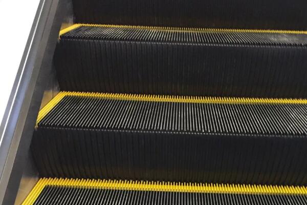 扶梯毛刷位置：扶梯的毛刷在哪里？