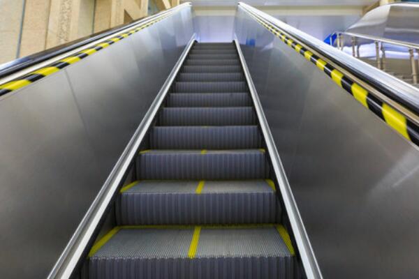 地鐵邊的毛刷：扶梯上的毛刷是干什么的？