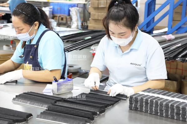 鋁合金密封毛刷廠家如何區(qū)分優(yōu)劣？看這幾大關(guān)鍵點