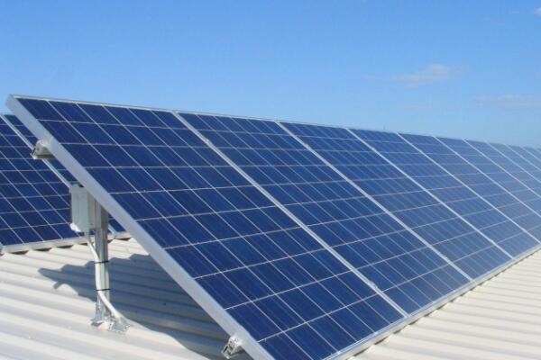 光伏玻璃上料清理玻璃表面毛刷，太陽能發(fā)電清潔動力