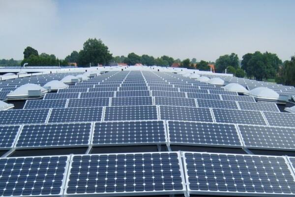 光伏玻璃清洗電動毛刷的威力！讓太陽能板發(fā)電更高效！