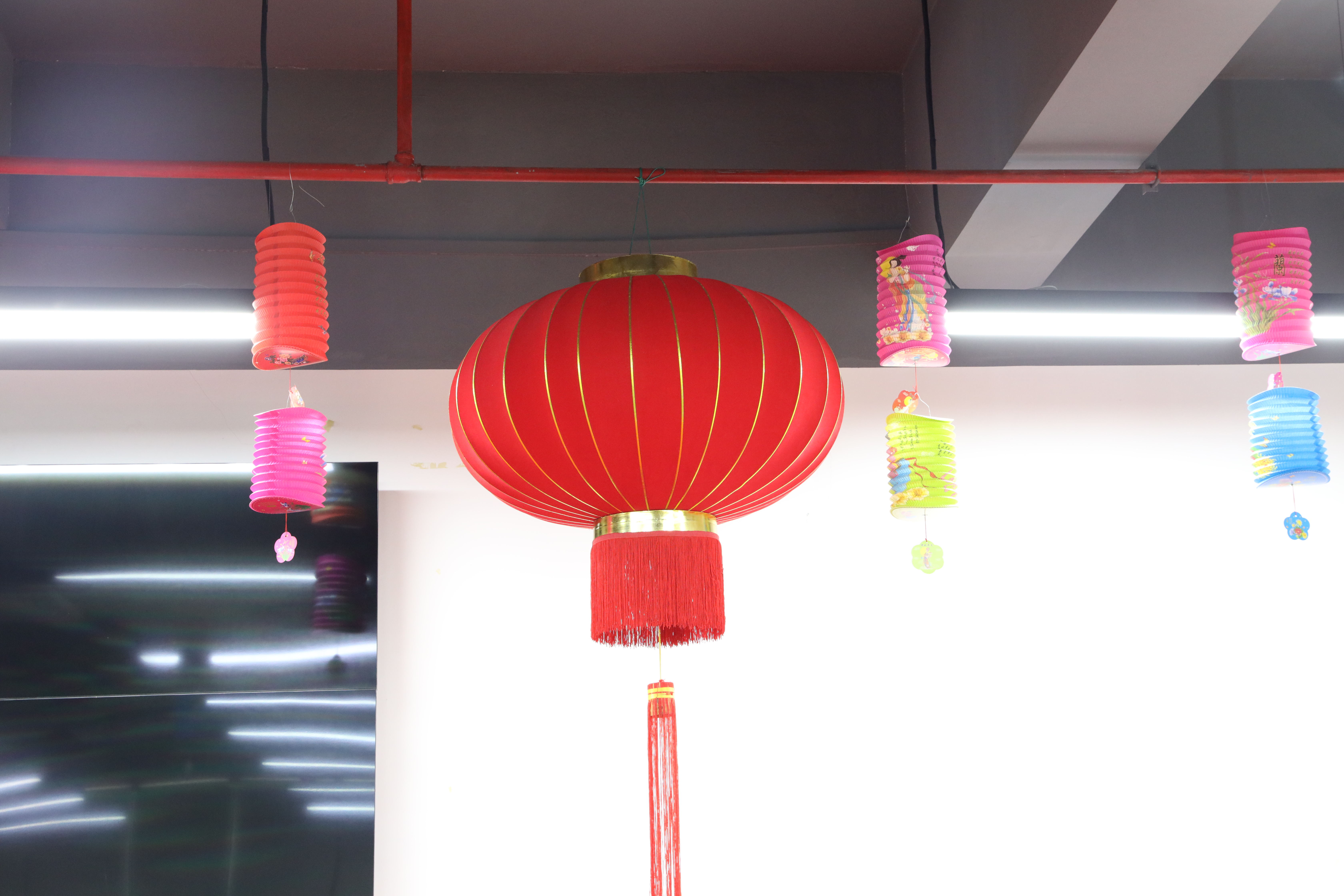 傲寄故鄉(xiāng)情，群享中秋月