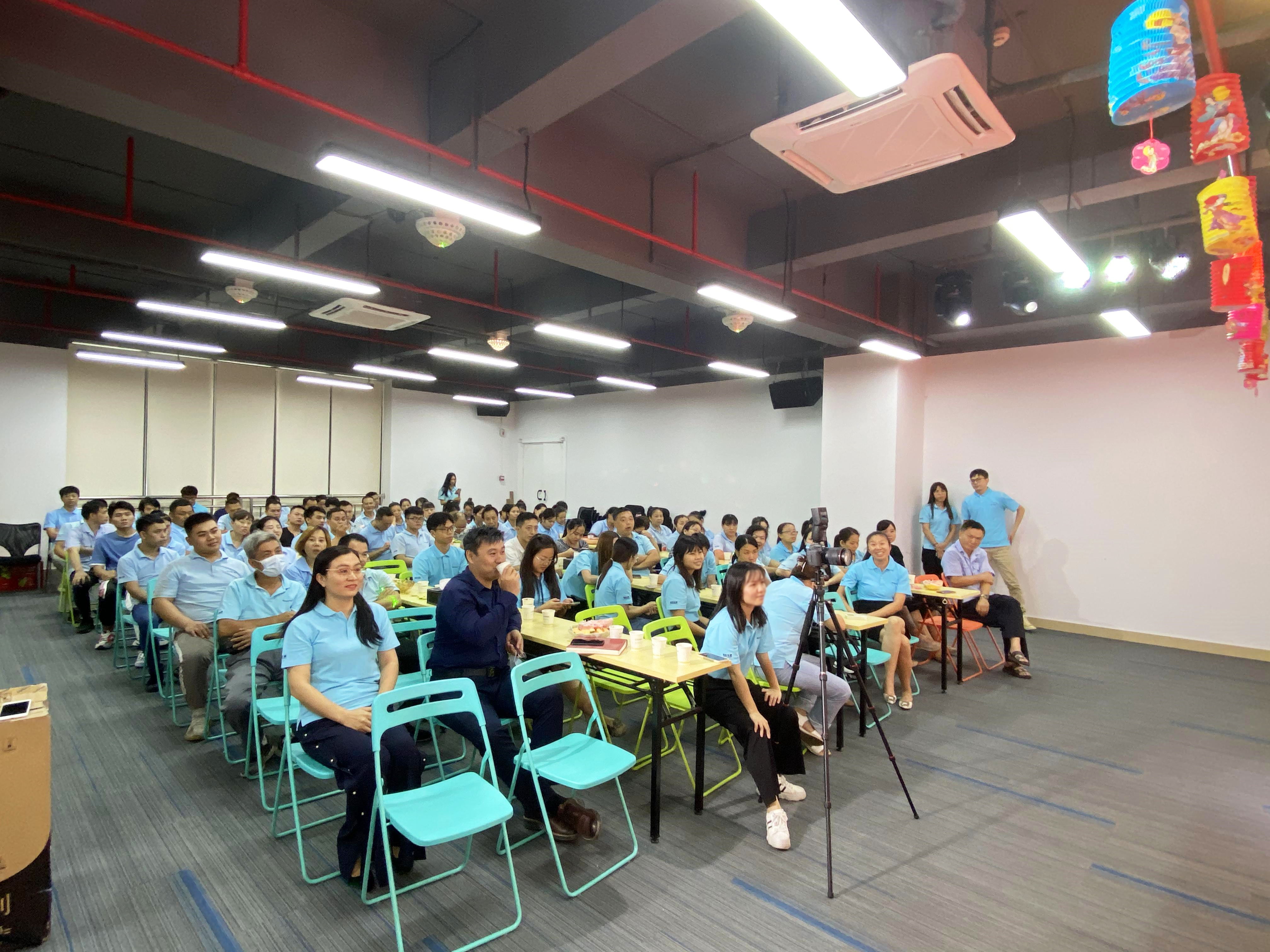 傲寄故鄉(xiāng)情，群享中秋月