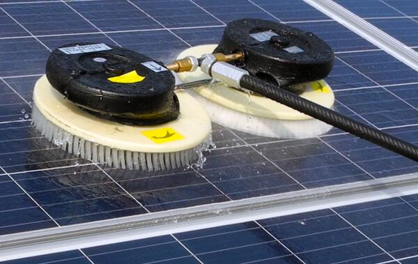 人工清洗光伏太陽能板 人工清洗光伏太陽能板