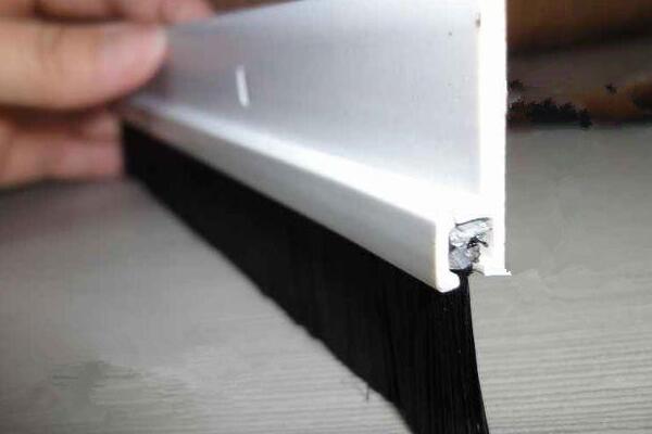 安裝鋁合金門底密封條毛刷 安裝鋁合金門底密封條毛刷