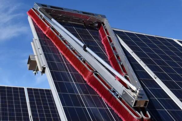 太陽能光伏板清潔刷應用.jpg 太陽能光伏板清潔刷應用.jpg