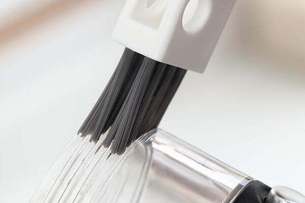 教你使用水杯蓋縫隙清潔刷 教你使用水杯蓋縫隙清潔刷