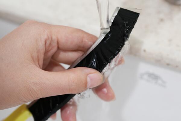 浴室玻璃縫隙清潔刷怎么用 浴室玻璃縫隙清潔刷怎么用