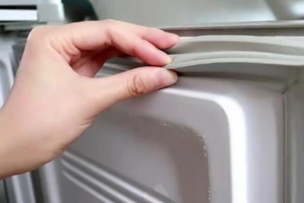 如何使用保鮮柜膠條縫隙清潔刷 如何使用保鮮柜膠條縫隙清潔刷