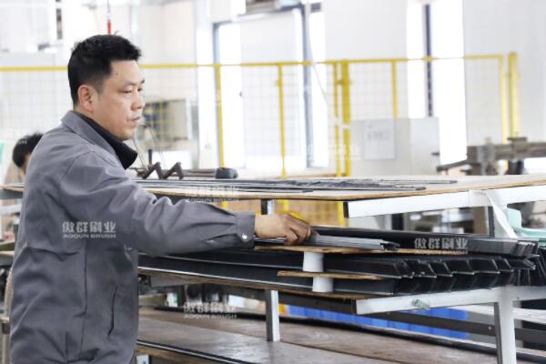 傲群鋁合金門窗密封毛刷供應(yīng)商 傲群鋁合金門窗密封毛刷供應(yīng)商