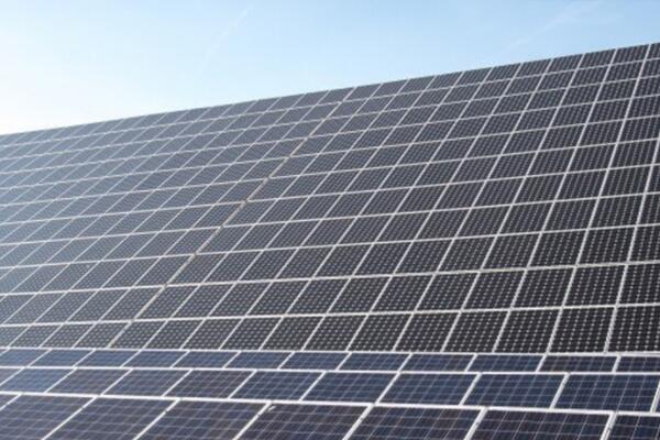 光伏發(fā)電面板清洗方法大揭秘 光伏發(fā)電面板清洗方法大揭秘