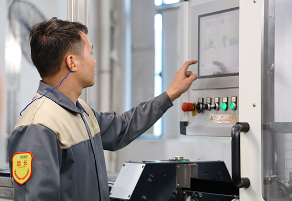 自主研發(fā)的全自動高精度制刷設備 自主研發(fā)的全自動高精度制刷設備